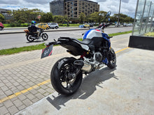 Cargar imagen en el visor de la galería, BMW F900R Modelo 2024
