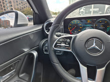 Cargar imagen en el visor de la galería, Mercedes-Benz A200 Modelo 2019
