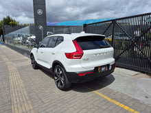 Cargar imagen en el visor de la galería, Volvo XC40 B5 Modelo 2023
