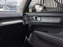 Cargar imagen en el visor de la galería, Volvo XC40 B5 Modelo 2023
