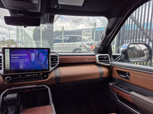 Cargar imagen en el visor de la galería, Toyota Sequoia 1794 TRD Modelo 2026
