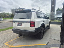 Cargar imagen en el visor de la galería, Toyota Land Cruiser TX Modelo 2025
