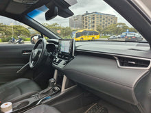 Cargar imagen en el visor de la galería, Toyota Corolla Cross SE-G Modelo 2017
