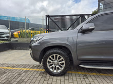 Cargar imagen en el visor de la galería, Toyota Prado Vx Modelo 2020 BLINDADA

