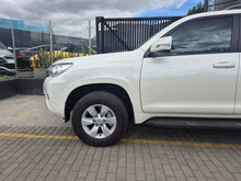 Cargar imagen en el visor de la galería, Toyota Prado TXL Modelo 2024
