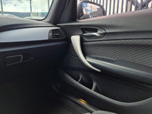 Cargar imagen en el visor de la galería, BMW 120I Modelo 2017
