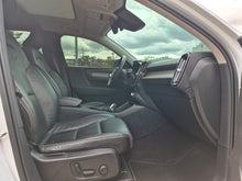 Cargar imagen en el visor de la galería, Volvo XC40 B5 Modelo 2023
