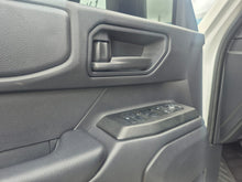 Cargar imagen en el visor de la galería, Toyota Land Cruiser TX Modelo 2025
