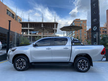 Cargar imagen en el visor de la galería, Toyota Hilux SRX Modelo 2023
