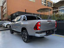 Cargar imagen en el visor de la galería, Toyota Hilux SRX Modelo 2023
